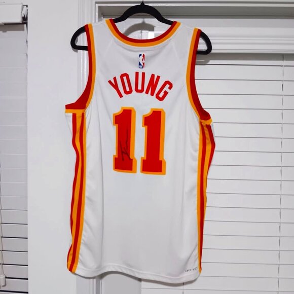 Signed NIKE SWINGMAN NBA ATL HAWKS Trae Young Jersey SIZE L - Picture 1 of 5